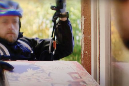 Ungewöhnlich: Die Pizza wird durchs Fenster geliefert 