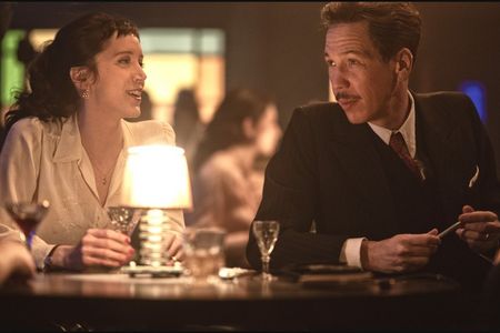uzanne (Sara Giraudeau) und ihr Mann Jan Bojarski (Reda Kateb) plaudern in ihrer Stammbar