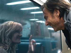 Tess (Laura Dern) und Alex (Will Arnett) leben bereits getrennt voneinander, verstehen sich aber gut