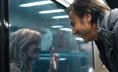 Tess (Laura Dern) und Alex (Will Arnett) leben bereits getrennt voneinander, verstehen sich aber gut