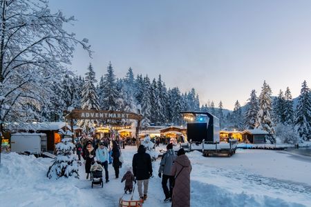 Am Ufer des Pillersees: Das Christkindldorf vor malerischer Kulisse