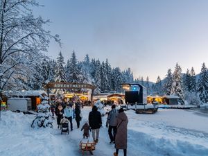 Am Ufer des Pillersees: Das Christkindldorf vor malerischer Kulisse Am Ufer des Pillersees: Das Christkindldorf vor malerischer Kulisse