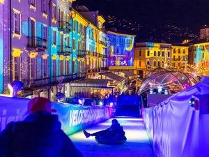 Nach dem Vorjahreserfolg begrüßt das farbenfrohe Winterland Locarno ab 21. November 2024 wieder Gäste auf der Piazza Grande im Herzen der Tessiner Stadt am Lago Maggiore Nach dem Vorjahreserfolg begrüßt das farbenfrohe Winterland Locarno ab 21. November 2024 wieder Gäste auf der Piazza Grande im Herzen der Tessiner Stadt am Lago Maggiore