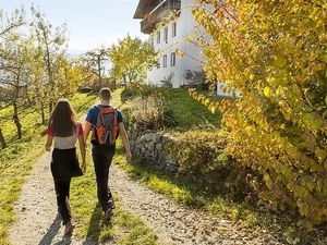 Solch urige Einkehrschwünge sind auf dem Südtiroler Keschtnweg mehr Regel als Ausnahme. Zahlreiche „Roter Hahn“-Urlaubsbauernhöfe und -Schankbetriebe liegen nahe dem beschilderten Pfad Solch urige Einkehrschwünge sind auf dem Südtiroler Keschtnweg mehr Regel als Ausnahme. Zahlreiche „Roter Hahn“-Urlaubsbauernhöfe und -Schankbetriebe liegen nahe dem beschilderten Pfad