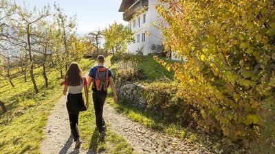 Solch urige Einkehrschwünge sind auf dem Südtiroler Keschtnweg mehr Regel als Ausnahme. Zahlreiche „Roter Hahn“-Urlaubsbauernhöfe und -Schankbetriebe liegen nahe dem beschilderten Pfad