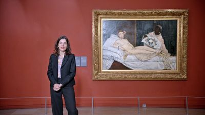 Isolde Pludermacher, Kuratorin im Pariser Musée d'Orsay, vor dem berühmten Skandal-Gemälde "Olympia" (1863. von Édouard Manet. Das Motiv ist stark von Velázquez' Bild "Venus vor dem Spiegel" beeinflusst