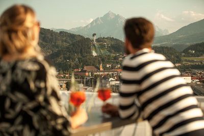 Ein Ausblick, der seinesgleichen sucht: Von der Havana Rooftop Bar im 13. Stock des ADLERS Lifestyle-Hotel Innsbruck sieht man unter anderem direkt auf die berühmte Skisprungschanze am Bergisel