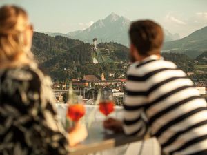 Ein Ausblick, der seinesgleichen sucht: Von der Havana Rooftop Bar im 13. Stock des ADLERS Lifestyle-Hotel Innsbruck sieht man unter anderem direkt auf die berühmte Skisprungschanze am Bergisel Ein Ausblick, der seinesgleichen sucht: Von der Havana Rooftop Bar im 13. Stock des ADLERS Lifestyle-Hotel Innsbruck sieht man unter anderem direkt auf die berühmte Skisprungschanze am Bergisel