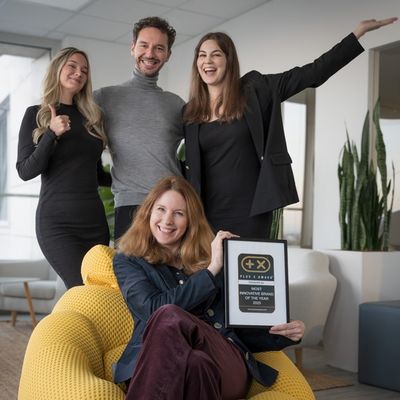 Anja Schimmelpfennig, Marketingdirektorin bei medisana (vorne), nimmt die Auszeichnung gemeinsam mit dem Marketing-Team entgegen