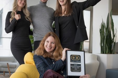 Anja Schimmelpfennig, Marketingdirektorin bei medisana (vorne), nimmt die Auszeichnung gemeinsam mit dem Marketing-Team entgegen
