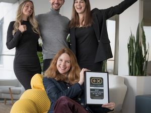 Anja Schimmelpfennig, Marketingdirektorin bei medisana (vorne), nimmt die Auszeichnung gemeinsam mit dem Marketing-Team entgegen