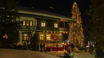 Ja, der Baum ist echt – an fünf Terminen im Dezember 2024 erleben Besucher den stimmungsvollen Adventzauber in St. Anton am Arlberg, Österreich