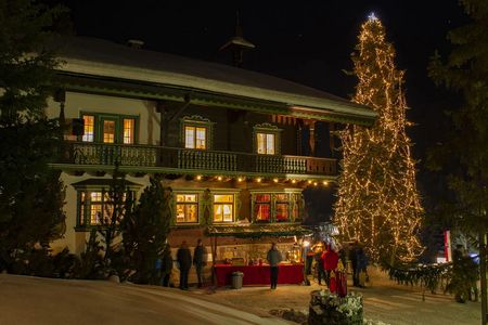 Ja, der Baum ist echt – an fünf Terminen im Dezember 2024 erleben Besucher den stimmungsvollen Adventzauber in St. Anton am Arlberg, Österreich