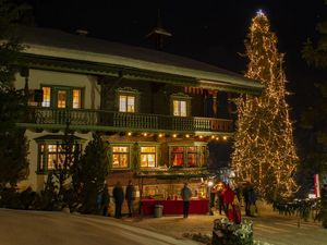 Ja, der Baum ist echt – an fünf Terminen im Dezember 2024 erleben Besucher den stimmungsvollen Adventzauber in St. Anton am Arlberg, Österreich Ja, der Baum ist echt – an fünf Terminen im Dezember 2024 erleben Besucher den stimmungsvollen Adventzauber in St. Anton am Arlberg, Österreich
