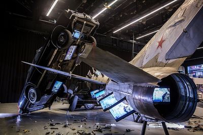Die Bilder sitzen in Flugzeug und Fahrzeugen wie Fremdkörper, wie Splitter, wie flackernde Einschüsse der Gegenwart