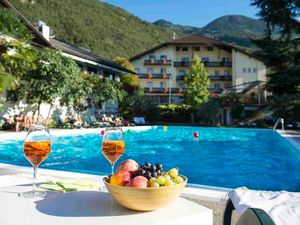 Zentraler Ausgangspunkt und erholsamer Rückzugsort zugleich: Im Hotel und Campingpark Steiner in Leifers können Südtirol-Urlauber nach einem aktiven Tag in familiärer Atmosphäre entspannen und genießen. Zentraler Ausgangspunkt und erholsamer Rückzugsort zugleich: Im Hotel und Campingpark Steiner in Leifers können Südtirol-Urlauber nach einem aktiven Tag in familiärer Atmosphäre entspannen und genießen.
