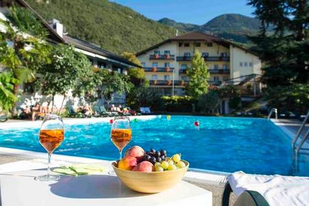 Zentraler Ausgangspunkt und erholsamer Rückzugsort zugleich: Im Hotel und Campingpark Steiner in Leifers können Südtirol-Urlauber nach einem aktiven Tag in familiärer Atmosphäre entspannen und genießen.