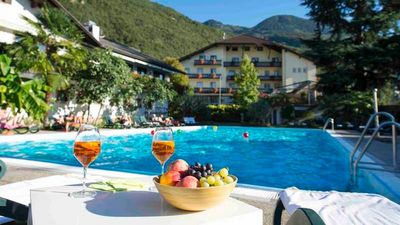Zentraler Ausgangspunkt und erholsamer Rückzugsort zugleich: Im Hotel und Campingpark Steiner in Leifers können Südtirol-Urlauber nach einem aktiven Tag in familiärer Atmosphäre entspannen und genießen.
