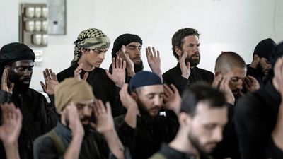Christian (Nikolaj Lie Kaas) lässt sich in die islamitische Gruppierung, in die sein Sohn Adam ( Albert Rudbeck Lindhardt) eingetreten ist, einschleusen