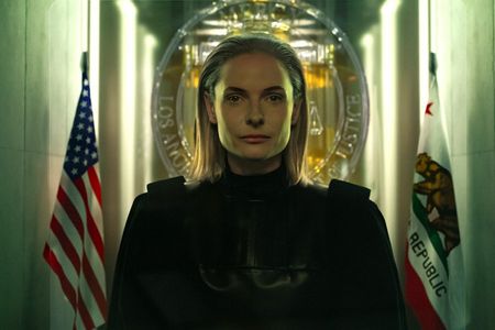 Künstliche Intelligenz mit menschlichem Antliz: Richterin Maddox (Rebecca Ferguson)