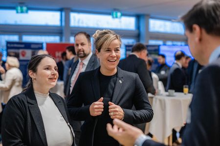 Katharina Leuffen und Mona Neubaur