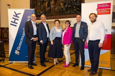 Prof. Dr. Bernd Glazinski, Lothar Grünewald, Christa Stein, Vorstandsmitglied DIE FAMILIENUNTERNEHMER, Carmen Bartl-Zorn, Cedric Schütz, geschäftsführender Gesellschafter Grünewald Consulting GmbH, und Nils Rochholl, Vorstandsmitglied DIE FAMILIENUNTERNEHMER