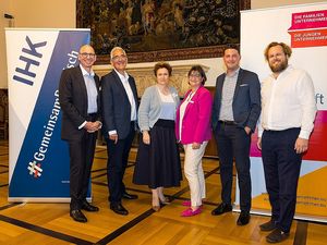 Prof. Dr. Bernd Glazinski, Lothar Grünewald, Christa Stein, Vorstandsmitglied DIE FAMILIENUNTERNEHMER, Carmen Bartl-Zorn, Cedric Schütz, geschäftsführender Gesellschafter Grünewald Consulting GmbH, und Nils Rochholl, Vorstandsmitglied DIE F Prof. Dr. Bernd Glazinski, Lothar Grünewald, Christa Stein, Vorstandsmitglied DIE FAMILIENUNTERNEHMER, Carmen Bartl-Zorn, Cedric Schütz, geschäftsführender Gesellschafter Grünewald Consulting GmbH, und Nils Rochholl, Vorstandsmitglied DIE FAMILIENUNTERNEHMER