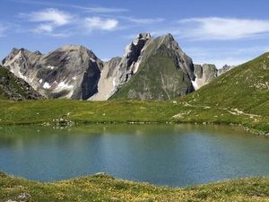 Der Lechtaler Höhenweg führt vorbei an kristallklaren Bergseen, die sich über die gesamte Strecke in den Lechtaler Alpen verteilen Der Lechtaler Höhenweg führt vorbei an kristallklaren Bergseen, die sich über die gesamte Strecke in den Lechtaler Alpen verteilen