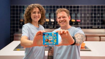 Coraline Lücker (Haribo) und Fabian Hönig (Ritter Sport) präsentieren die neue Haribo-Riiter Sport-Schokolade