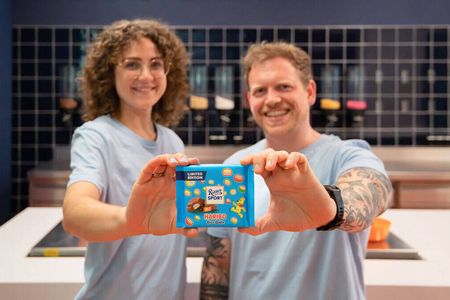 Coraline Lücker (Haribo) und Fabian Hönig (Ritter Sport) präsentieren die neue Haribo-Riiter Sport-Schokolade