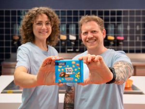 Coraline Lücker (Haribo) und Fabian Hönig (Ritter Sport) präsentieren die neue Haribo-Riiter Sport-Schokolade Coraline Lücker (Haribo) und Fabian Hönig (Ritter Sport) präsentieren die neue Haribo-Riiter Sport-Schokolade