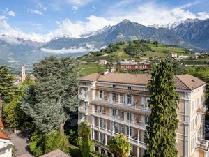 Das Hotel Adria in Meran hieß 1886 bei seiner Eröffnung noch „Hotel Austria“ (li.). Heute zählt es zu den traditionsreichen Vier-Sterne-Hotels der Südtiroler Kurstadt Das Hotel Adria in Meran hieß 1886 bei seiner Eröffnung noch „Hotel Austria“ (li.). Heute zählt es zu den traditionsreichen Vier-Sterne-Hotels der Südtiroler Kurstadt