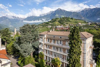 Das Hotel Adria in Meran hieß 1886 bei seiner Eröffnung noch „Hotel Austria“ (li.). Heute zählt es zu den traditionsreichen Vier-Sterne-Hotels der Südtiroler Kurstadt