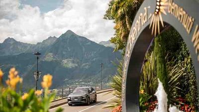Die mediterranen Routen und Bergpässe rund um die Gemeinde Schenna bei Meran erkunden Teilnehmer des Events schenna e.motion – electric.experience.südtirol im eigenen E-Auto