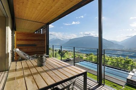 Mit ihrer klaren Architektur erinnern beide Häuser mit Lärchenholzfassade und Satteldach an charakteristische Südtiroler Stadel