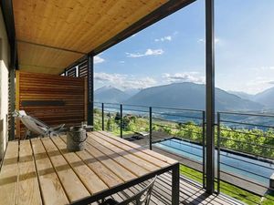 Mit ihrer klaren Architektur erinnern beide Häuser mit Lärchenholzfassade und Satteldach an charakteristische Südtiroler Stadel