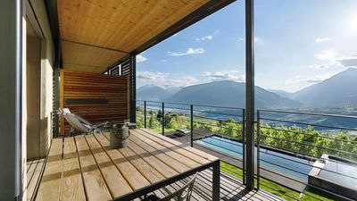 Mit ihrer klaren Architektur erinnern beide Häuser mit Lärchenholzfassade und Satteldach an charakteristische Südtiroler Stadel