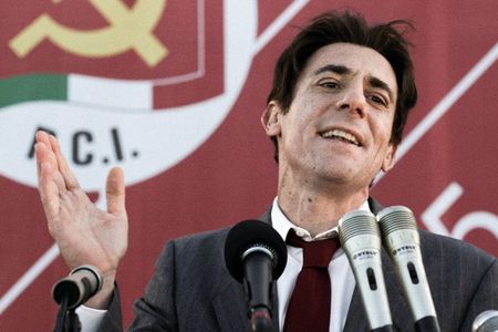 Auf der Festa dell’Unità in Florenz ruft Enrico Berlinguer (Elio Germano) vor über einer halben Million Menschen seinen großen Wunsch aus, die PCI in die Regierung des Landes zu führen