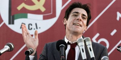 Auf der Festa dell’Unità in Florenz ruft Enrico Berlinguer (Elio Germano) vor über einer halben Million Menschen seinen großen Wunsch aus, die PCI in die Regierung des Landes zu führen