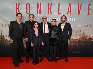 Volker Bertelmann (Komponist), Thomas Loibl (Darsteller), Jasna Vavra (LEONINE Studios), Edward Berger (Regisseur), Lisy Christl (Kostümbildnerin), Quirin Berg (LEONINE Studios) Volker Bertelmann (Komponist), Thomas Loibl (Darsteller), Jasna Vavra (LEONINE Studios), Edward Berger (Regisseur), Lisy Christl (Kostümbildnerin), Quirin Berg (LEONINE Studios)
