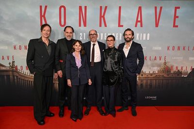 Volker Bertelmann (Komponist), Thomas Loibl (Darsteller), Jasna Vavra (LEONINE Studios), Edward Berger (Regisseur), Lisy Christl (Kostümbildnerin), Quirin Berg (LEONINE Studios)