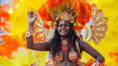 Farbenfrohe Kostüme bestimmen das Coburger Samba-Festival