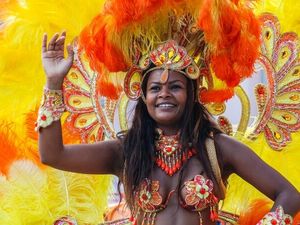 Farbenfrohe Kostüme bestimmen das Coburger Samba-Festival Farbenfrohe Kostüme bestimmen das Coburger Samba-Festival