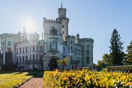 Im sagenumwobenen Schloss Hluboká mit seinen verspielten Türmchen und Gartenanlagen fand schon mancher royale Ball seine perfekte Kulisse – so diente sie zum Beispiel als Drehort für die Fantasy-Verfilmung „Van Helsing“ (2004) mit Hugh Jackman
