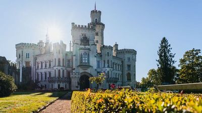 Im sagenumwobenen Schloss Hluboká mit seinen verspielten Türmchen und Gartenanlagen fand schon mancher royale Ball seine perfekte Kulisse – so diente sie zum Beispiel als Drehort für die Fantasy-Verfilmung „Van Helsing“ (2004) mit Hugh Jackman