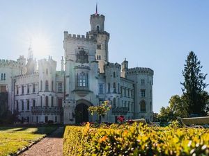 Im sagenumwobenen Schloss Hluboká mit seinen verspielten Türmchen und Gartenanlagen fand schon mancher royale Ball seine perfekte Kulisse – so diente sie zum Beispiel als Drehort für die Fantasy-Verfilmung „Van Helsing“ (2004) mit Hugh Jackman Im sagenumwobenen Schloss Hluboká mit seinen verspielten Türmchen und Gartenanlagen fand schon mancher royale Ball seine perfekte Kulisse – so diente sie zum Beispiel als Drehort für die Fantasy-Verfilmung „Van Helsing“ (2004) mit Hugh Jackman