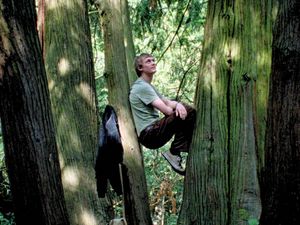 Im Jahr 1972 erfährt der Student Hannes (Enzo Brumm) durch den achtsamen Umgang mit einer Pflanze eine tiefgreifende Veränderung Im Jahr 1972 erfährt der Student Hannes (Enzo Brumm) durch den achtsamen Umgang mit einer Pflanze eine tiefgreifende Veränderung