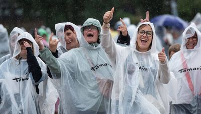 Dank Tamaris bleiben die Helene Fischer-Fans auch bei schlechtem Wetter trocken
