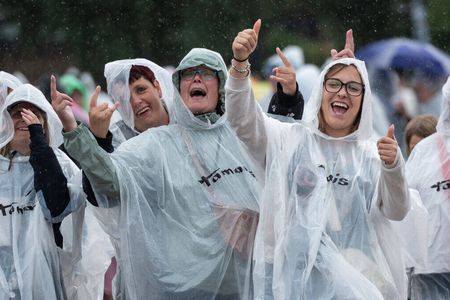 Dank Tamaris bleiben die Helene Fischer-Fans auch bei schlechtem Wetter trocken
