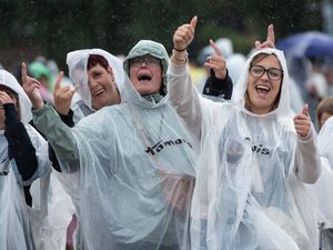 Dank Tamaris bleiben die Helene Fischer-Fans auch bei schlechtem Wetter trocken